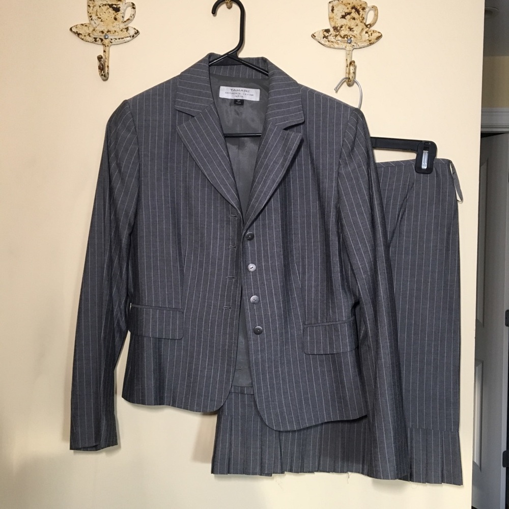 GUC Tahari Suit ๐ - Picture 1 of 2